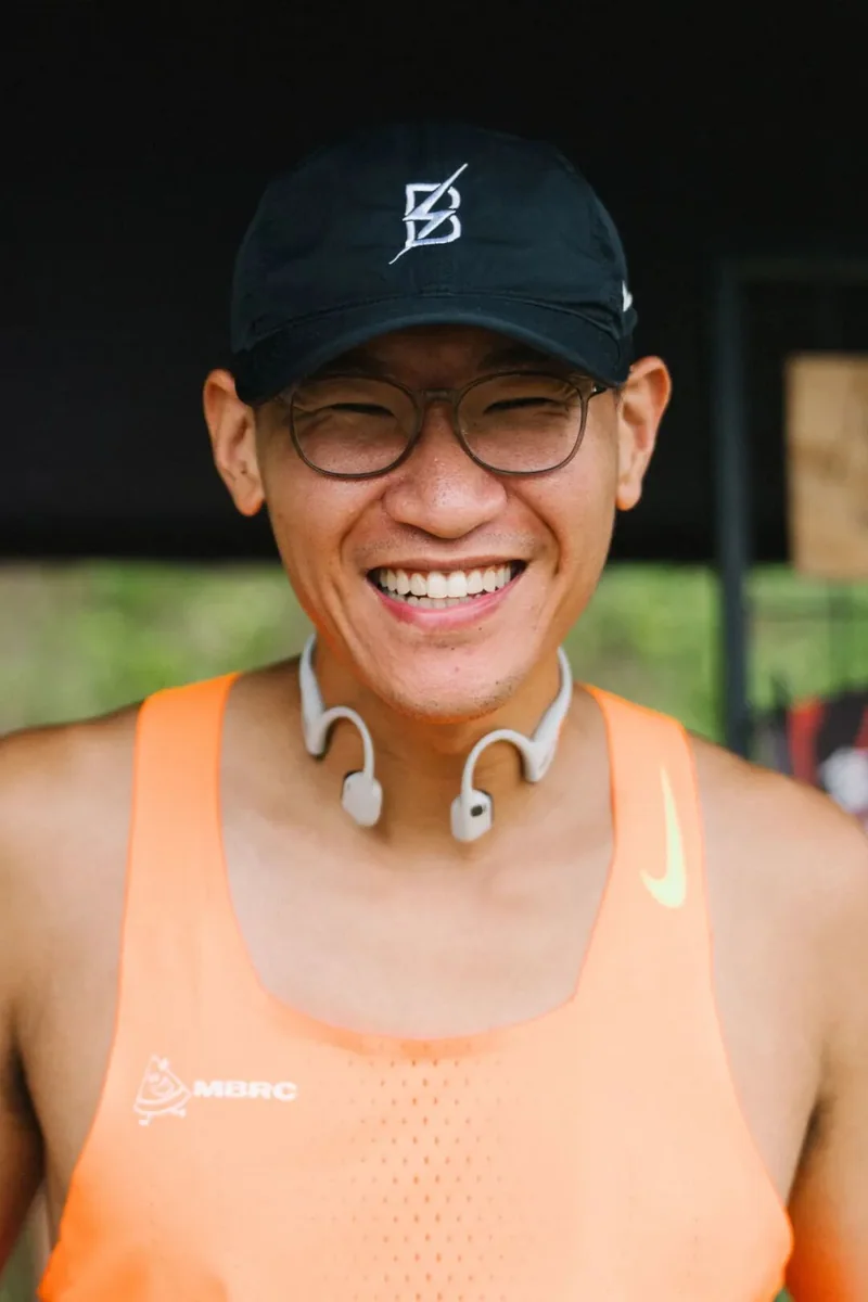微笑的橙衣跑者