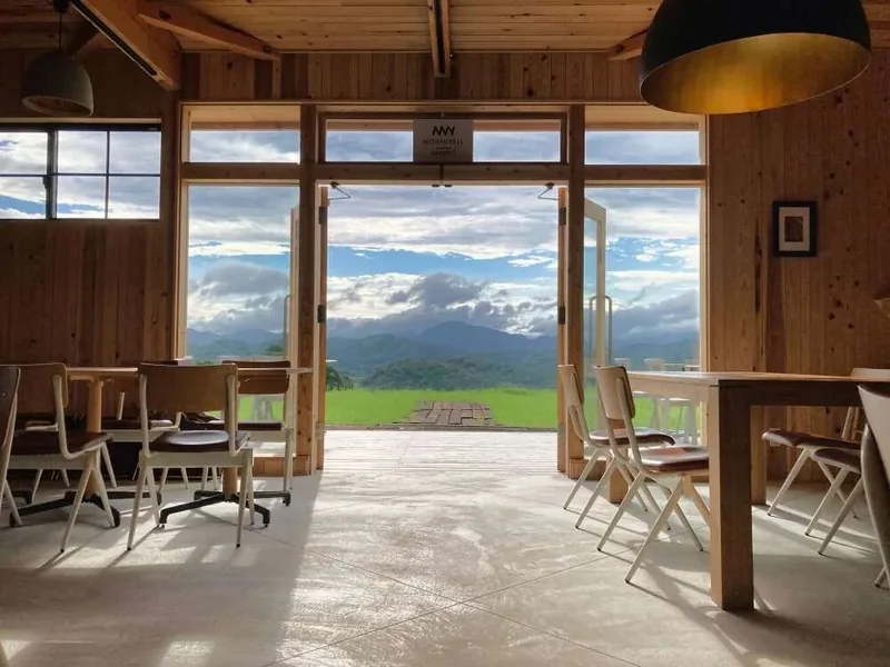 木屋内望向远山