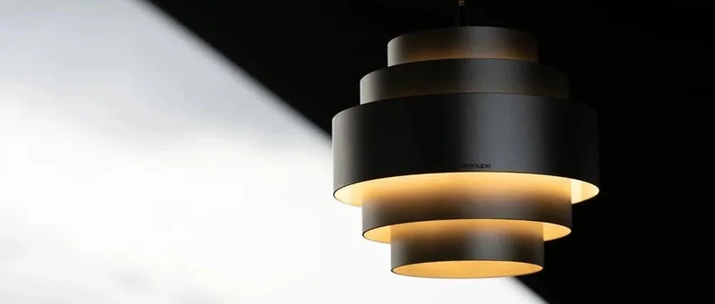 黑色 ECHO LAMP 在光束中亮起，金屬燈罩形成層疊光環