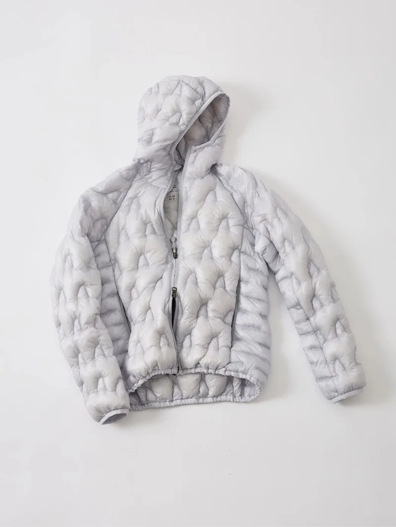 白色 Sierra Designs Half Dome 羽絨服及其山形絎縫