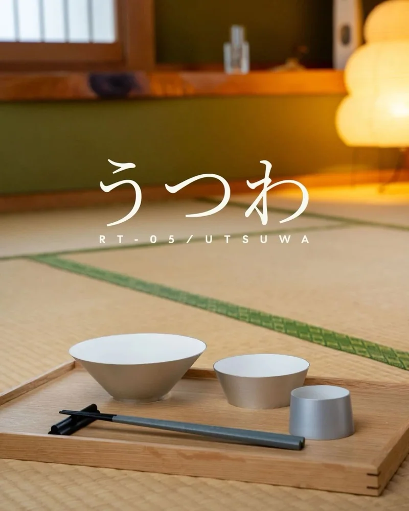 UTSUWA 部件被倒置擺成日式器皿並配有筷子