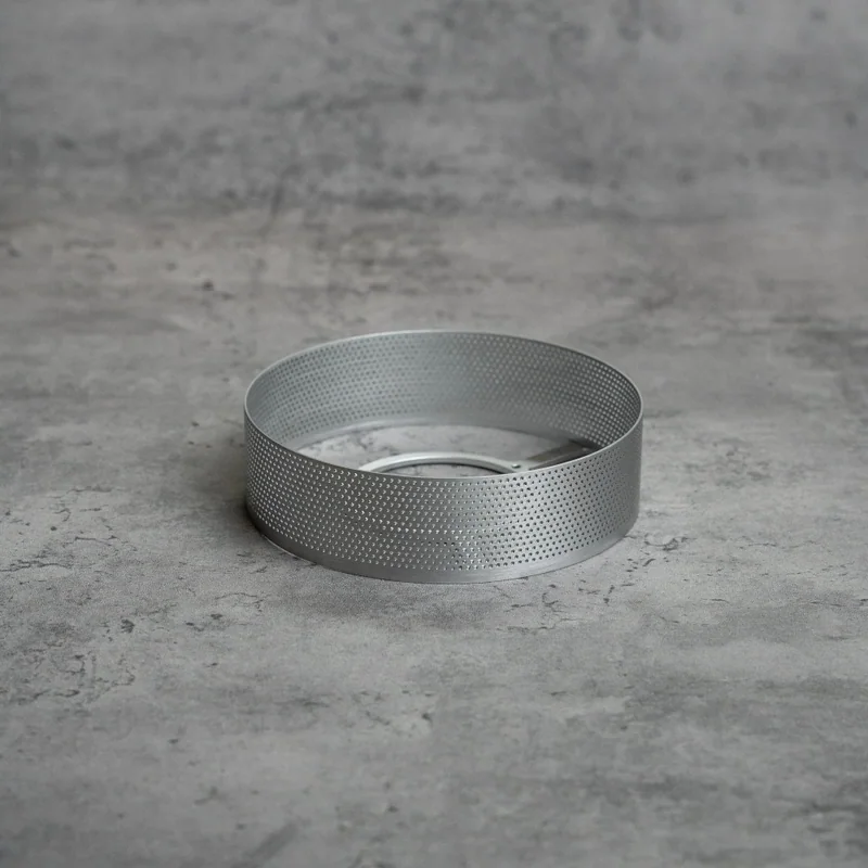 銀色 ECHO LAMP Perforated Ring 放在灰色檯面上