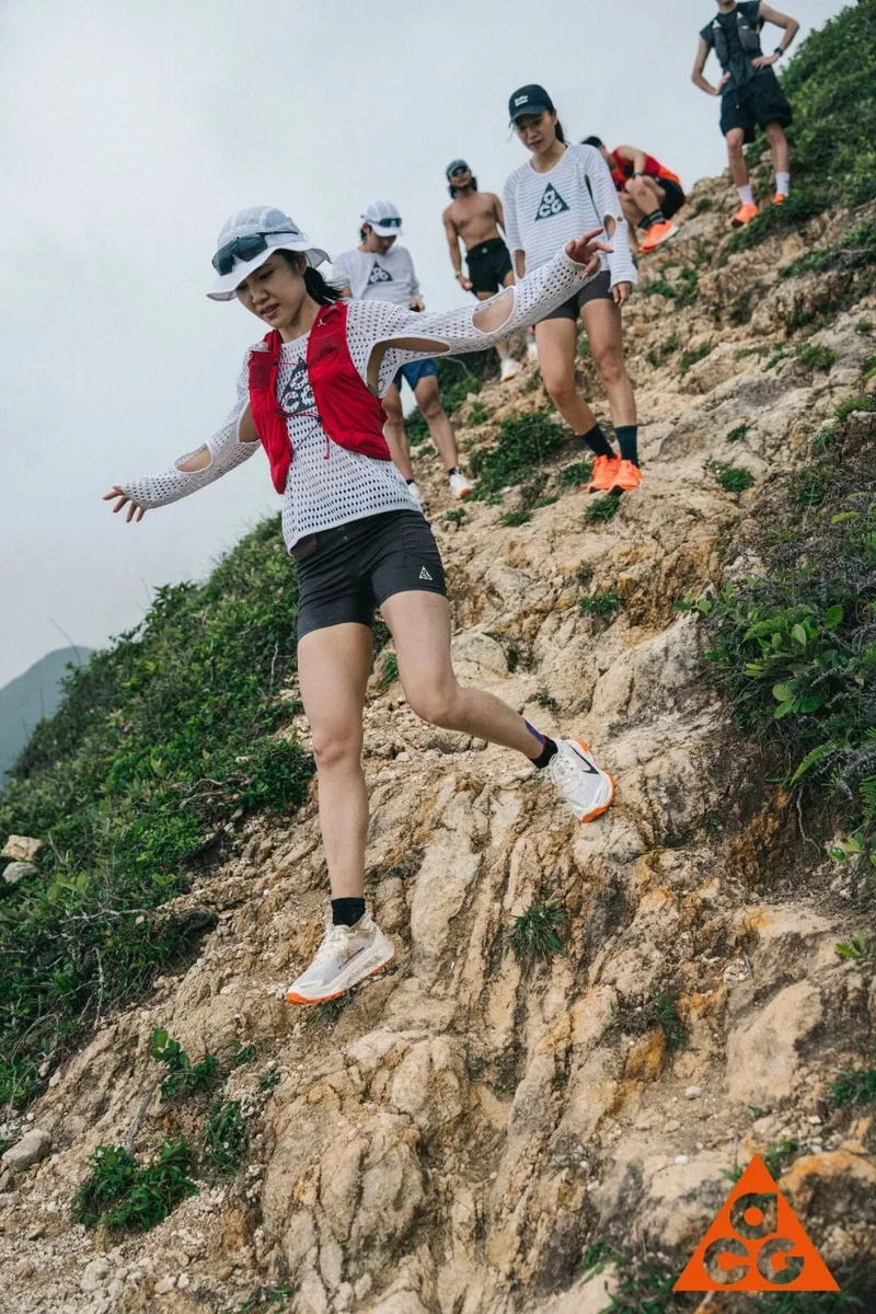 行走在山脊上的队伍