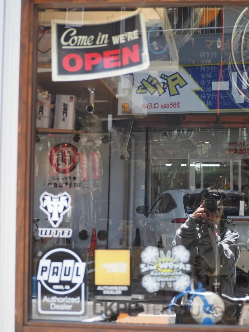 贴满贴纸的店铺入口