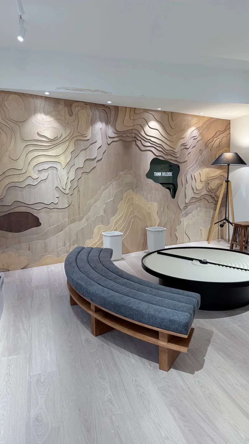 LITE HOUSE 店內以石材地形和圓形座椅組成的陳列空間