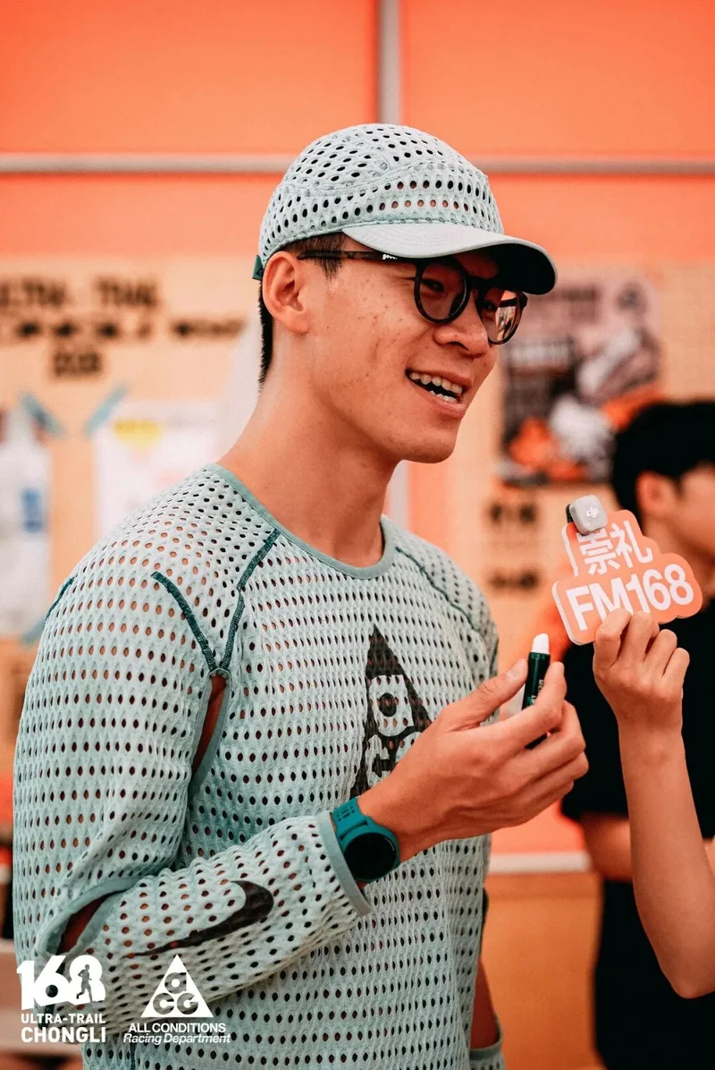 戴白帽的训练参与者