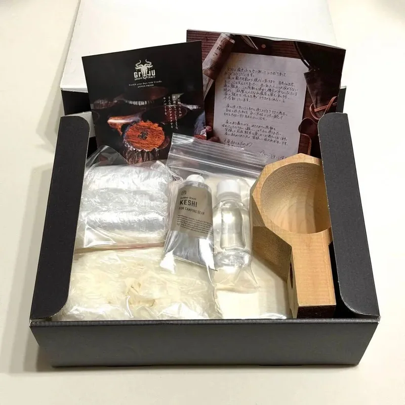 GNU木杯套件與工具裝在紙盒中