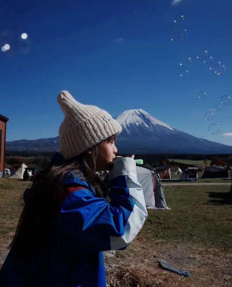 旅行者在富士山前留影