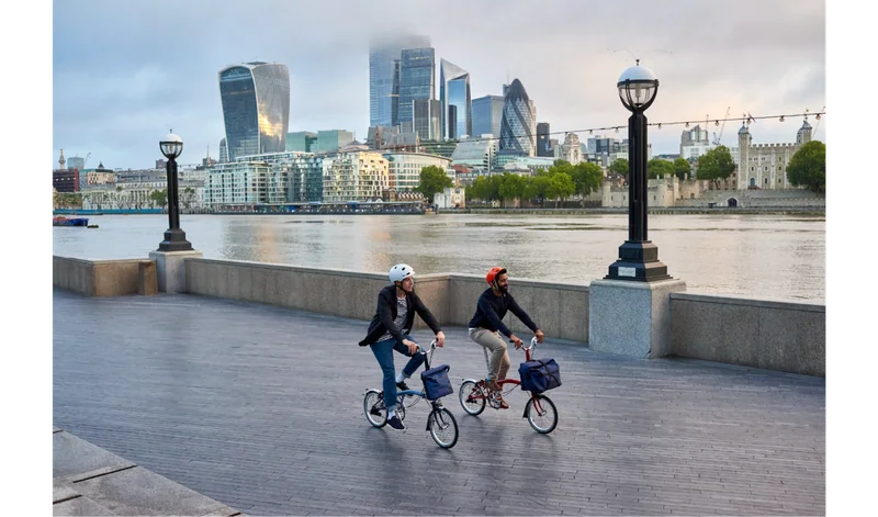 河畔的 BROMPTON 城市骑行