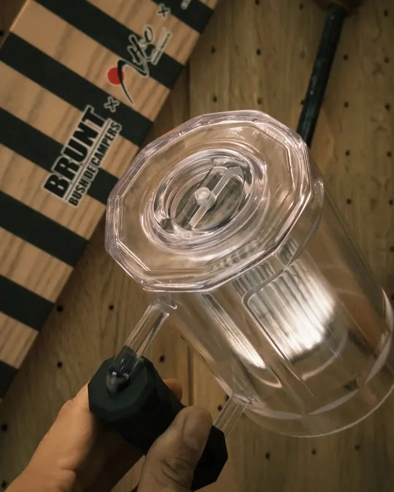 透明杯底與發光組件的結構近景
