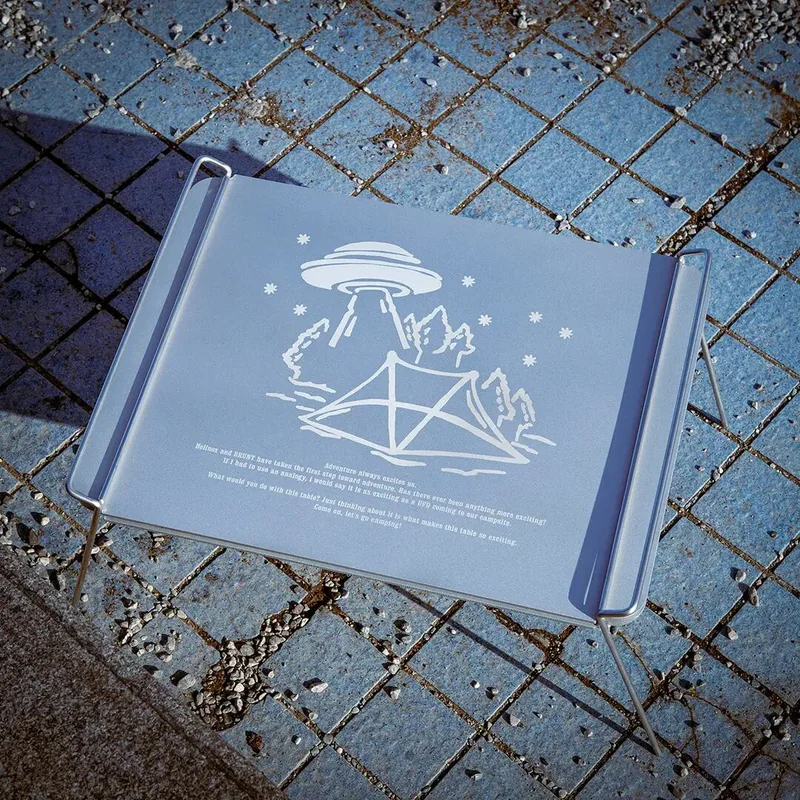印有联名图案的 BRUNT × Helinox 38paleo 桌板