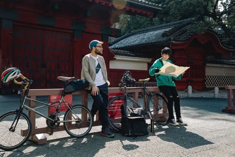 神社前的骑行者
