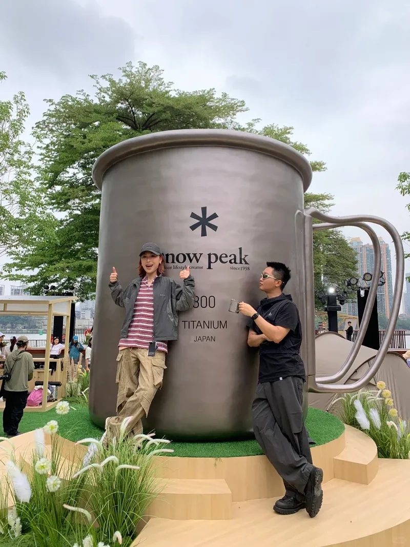 Snow Peak 廣州店外的兩米高鈦杯裝置與參觀者