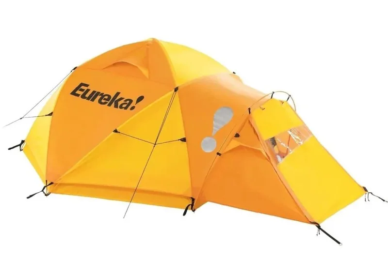 带有 Eureka 标识的黄色登山帐篷
