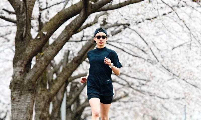 春季花樹下的跑者服裝示例
