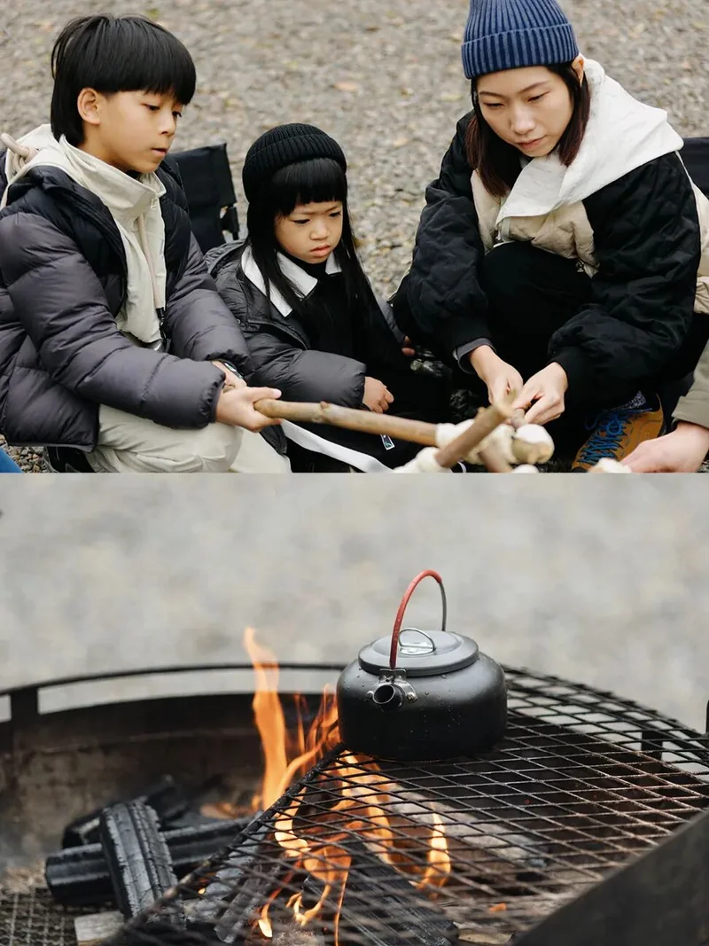 孩子们围在篝火旁烘烤树枝面包