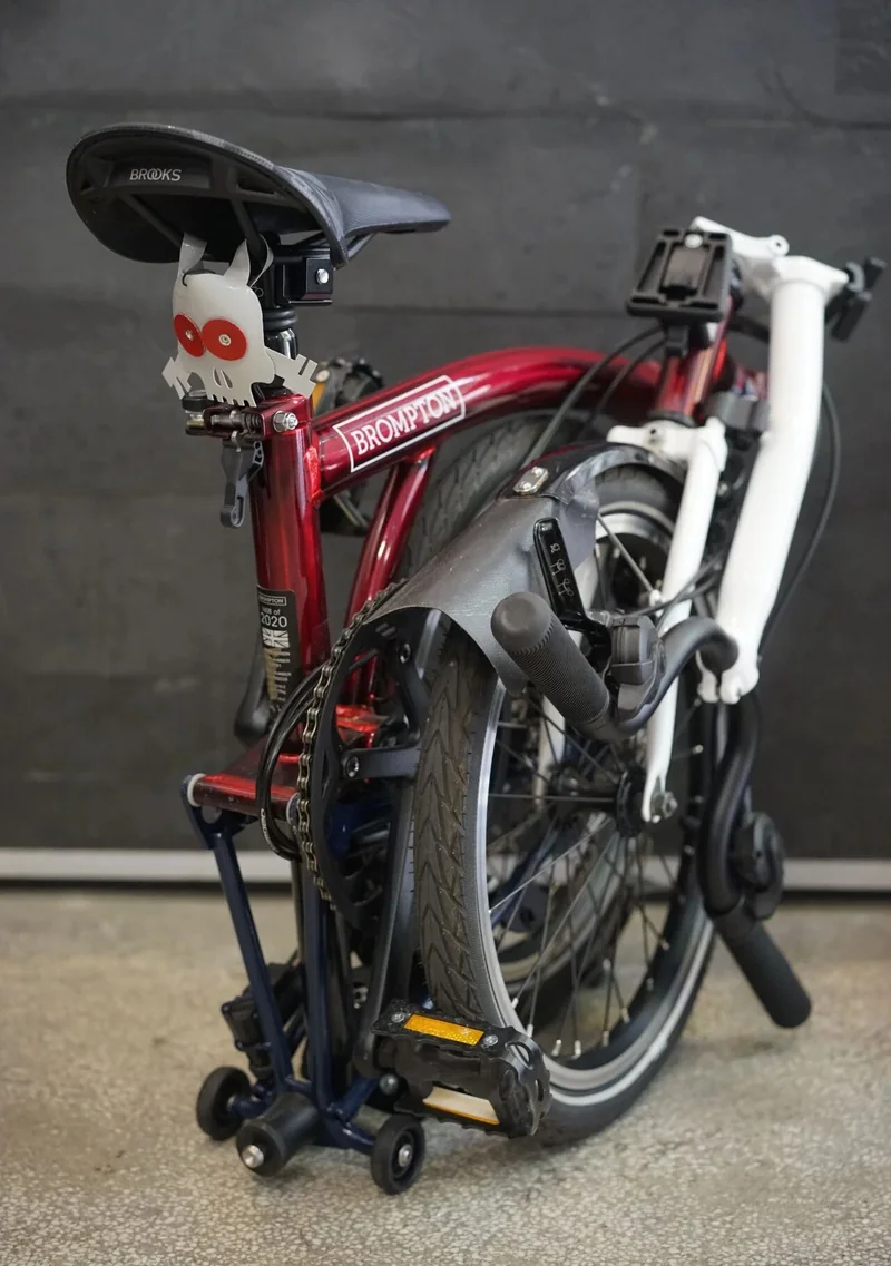 折叠状态的 BROMPTON 单车
