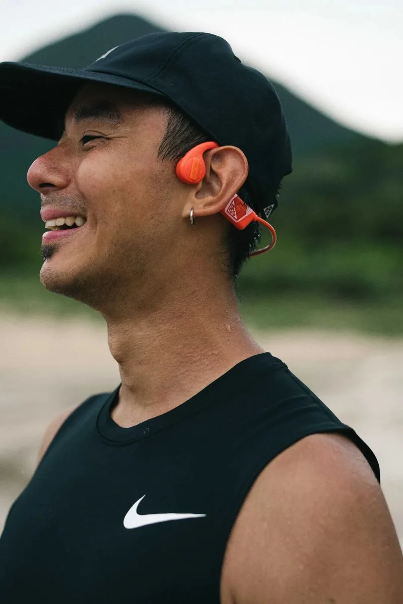 穿黑色上衣的参与者