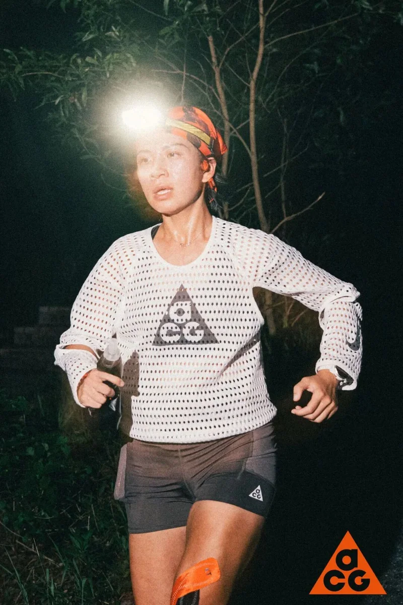 夜间戴头灯的跑者