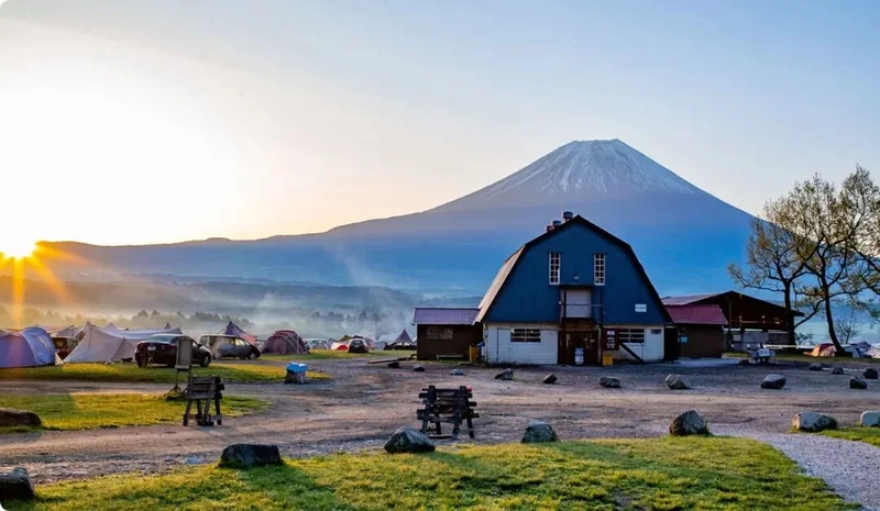 富士山前的 FUMOTOPPARA 营地建筑
