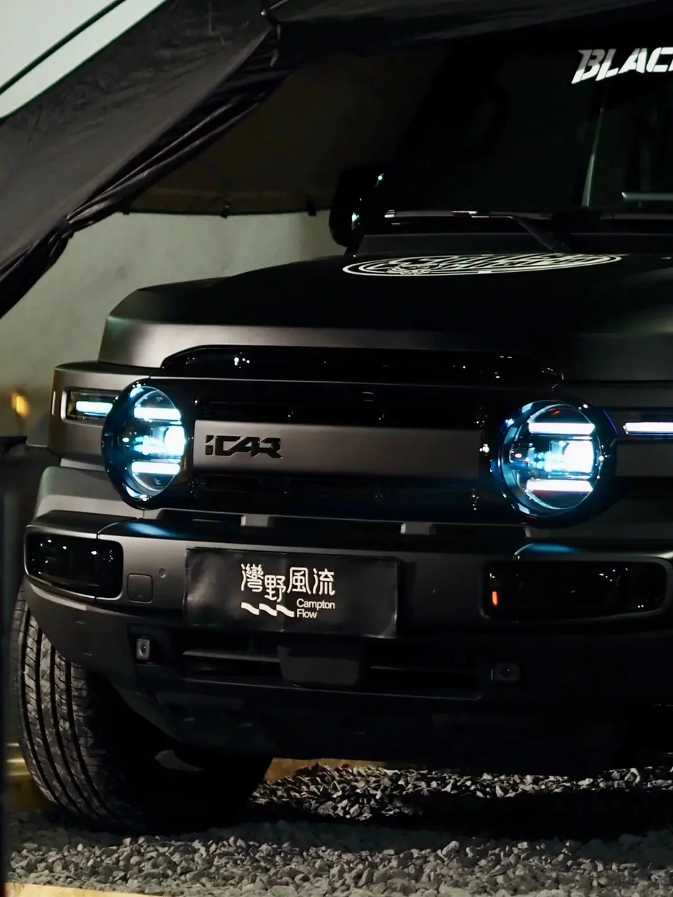 黑色 iCAR V23 的前臉與車燈