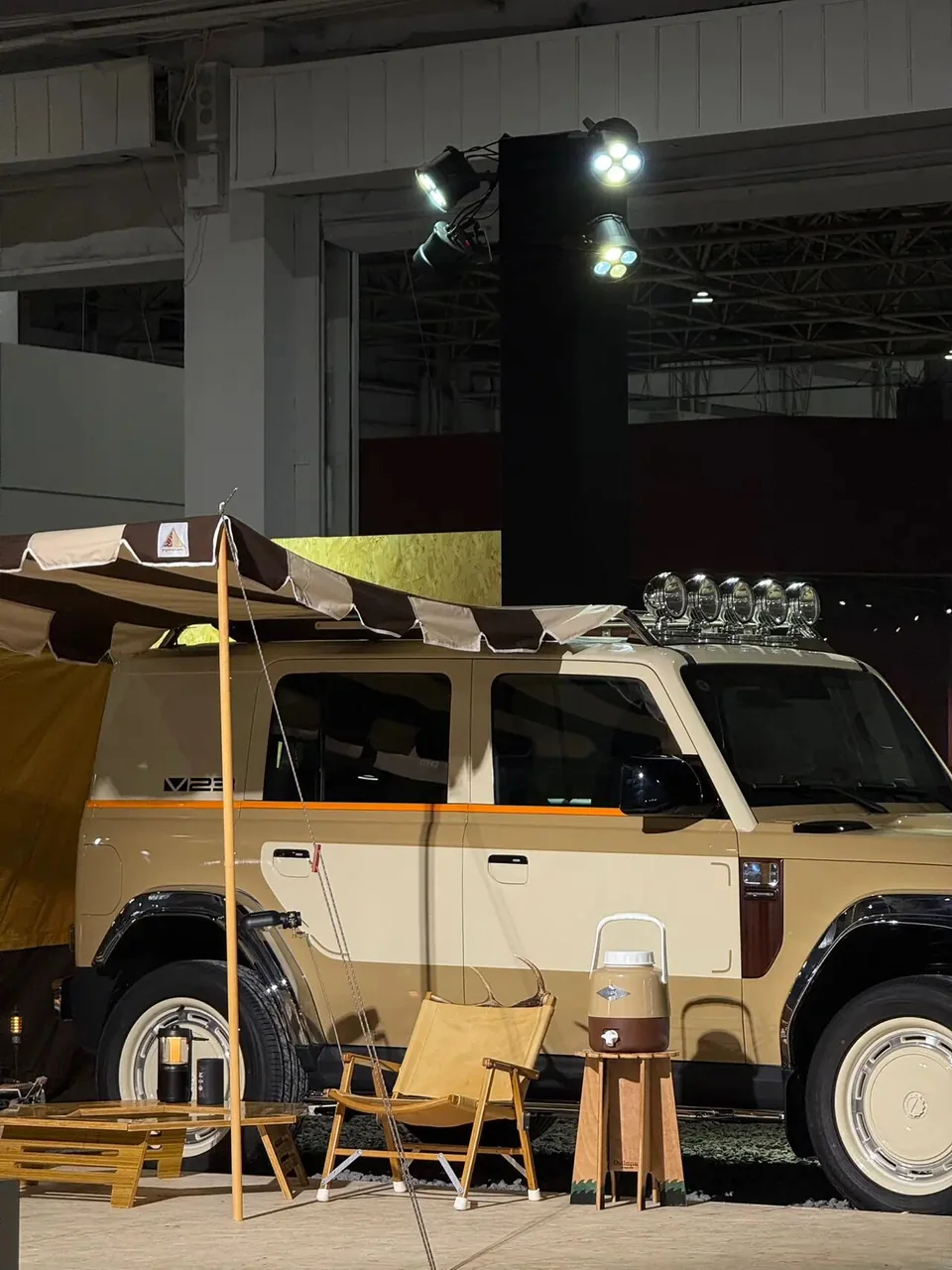 淺色車輛與展開的戶外天幕