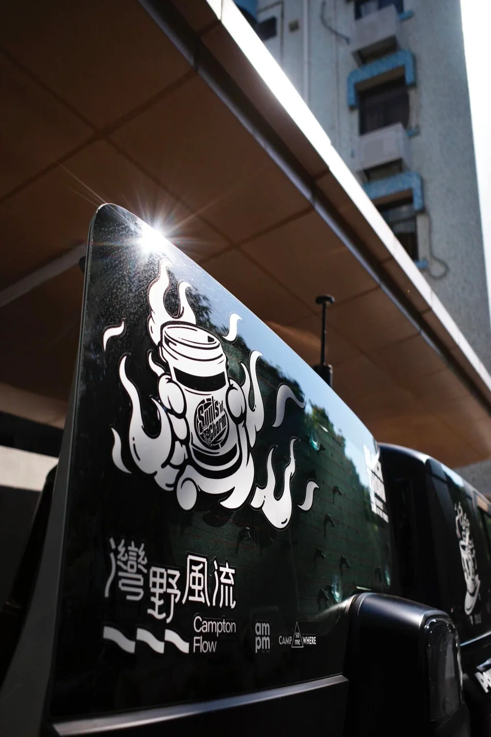 黑色車輛側面的合作圖案