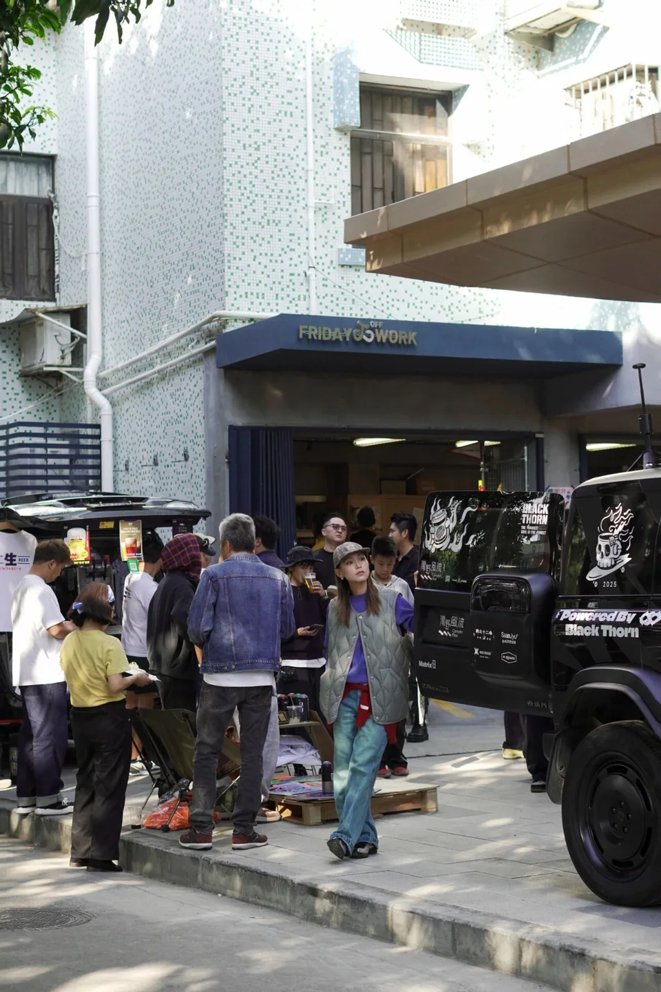 FOW 蚤市的車營與行人
