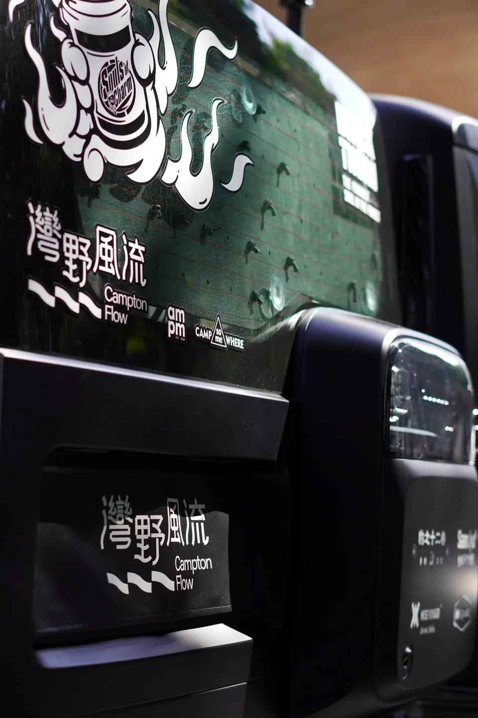 黑色車輛尾部的合作標識