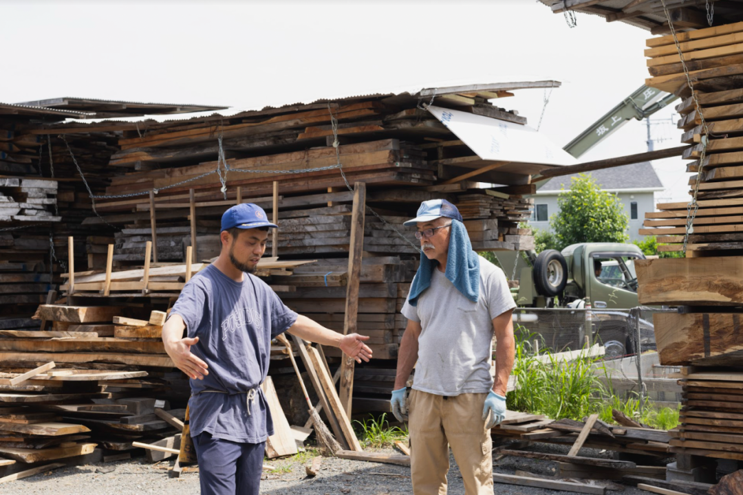 两位 Akihiro Woodworks 职人在鹿儿岛木料场前