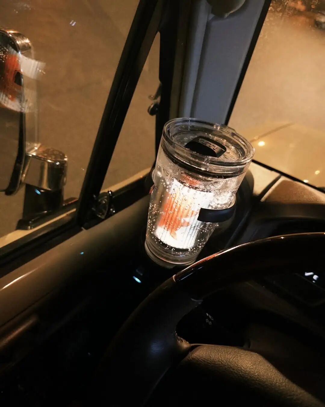 车内窗边发光的透明杯