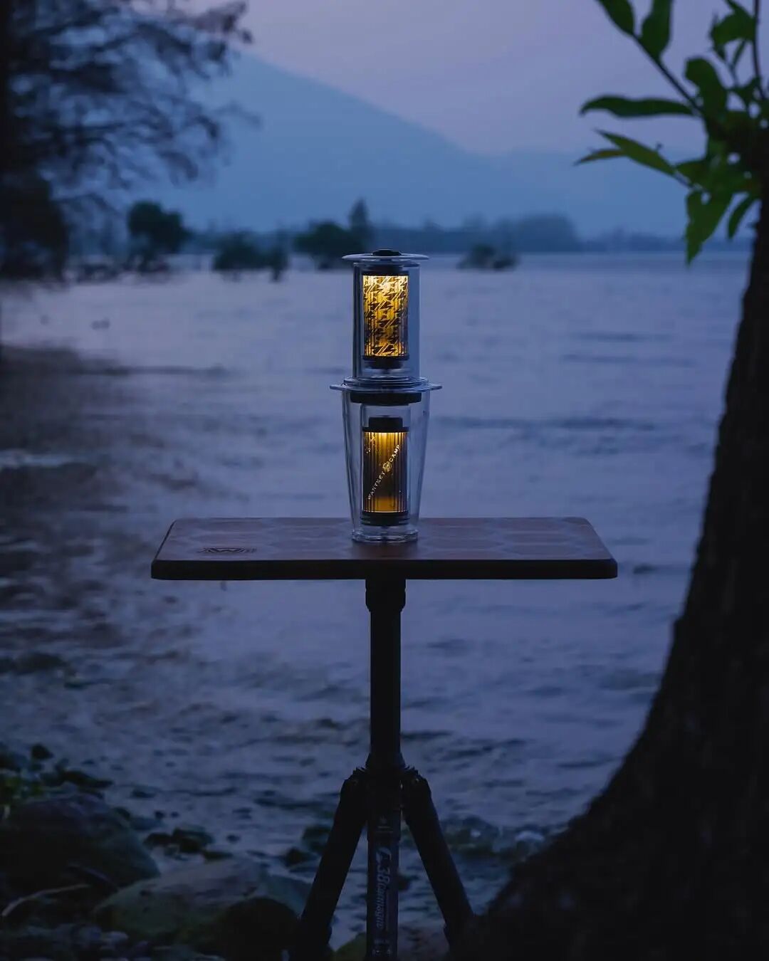 湖边桌面上的细长发光杯