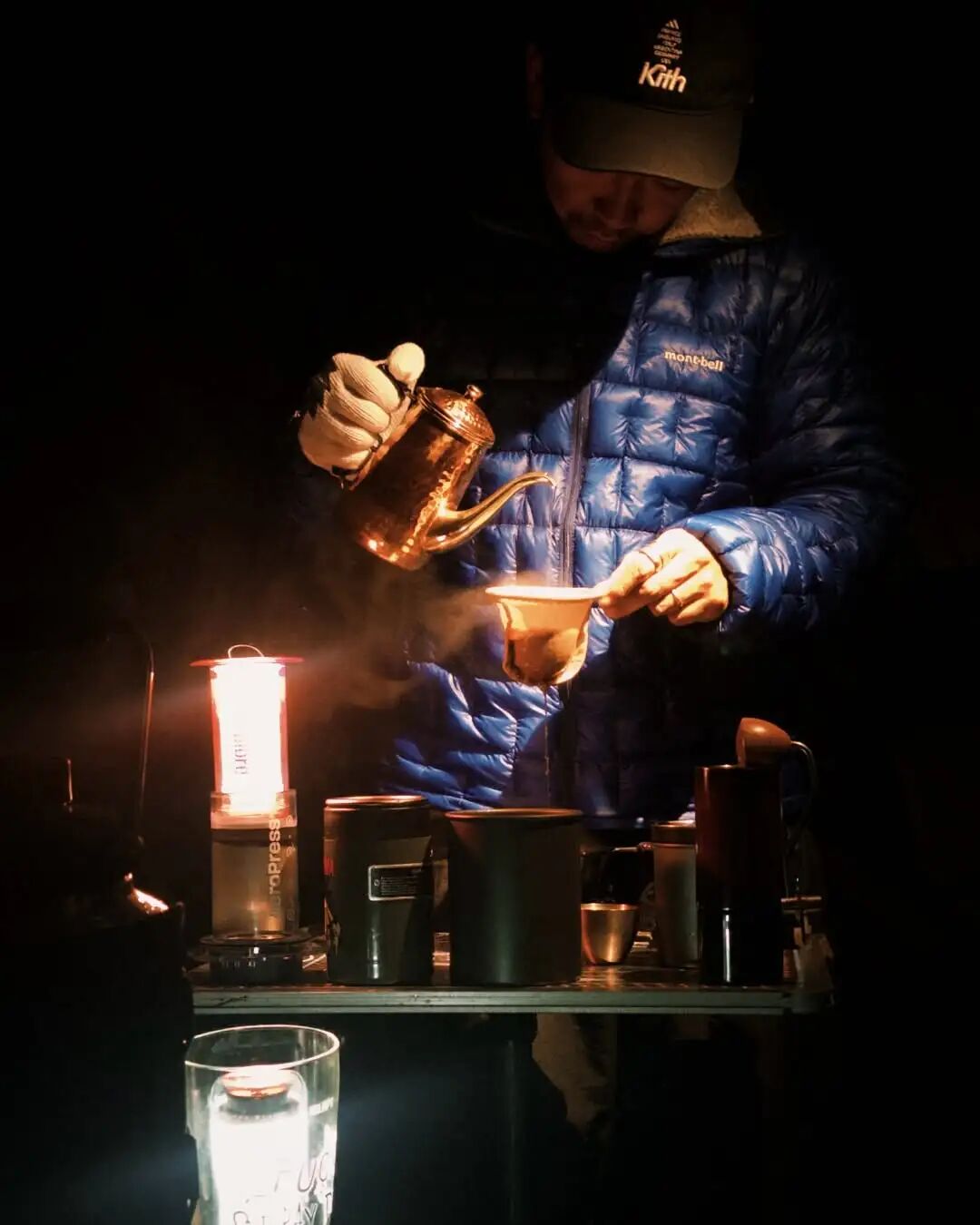 主理人在暗处展示发光杯的现场照片