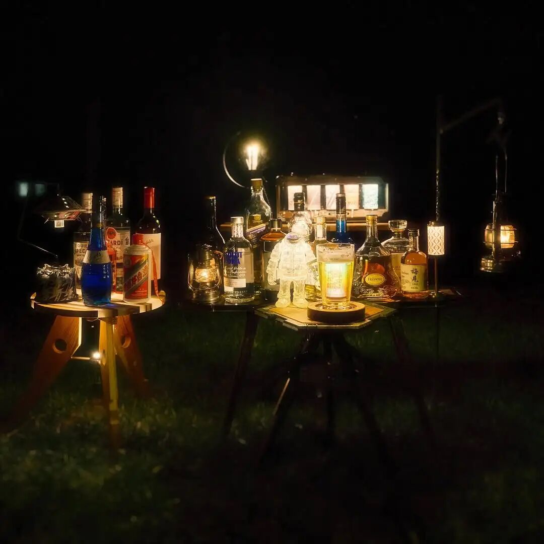 夜晚营地桌面上多只杯具共同发光