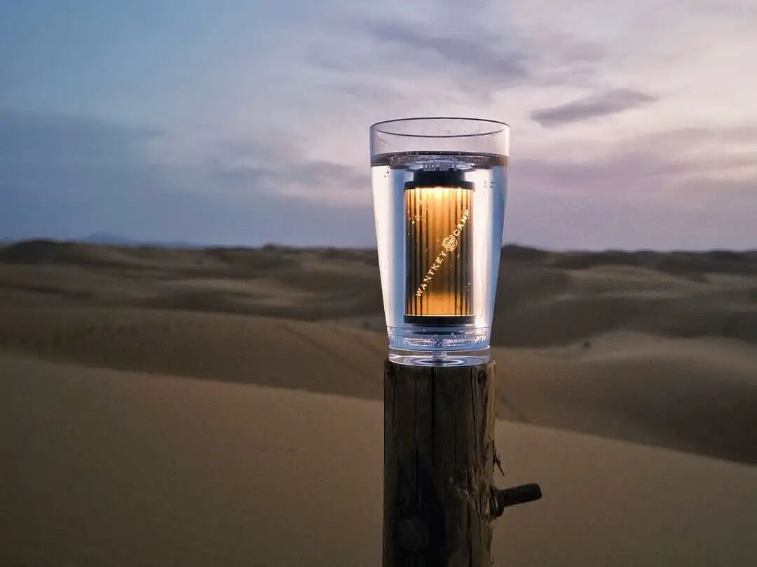 荒野地景中的透明发光杯
