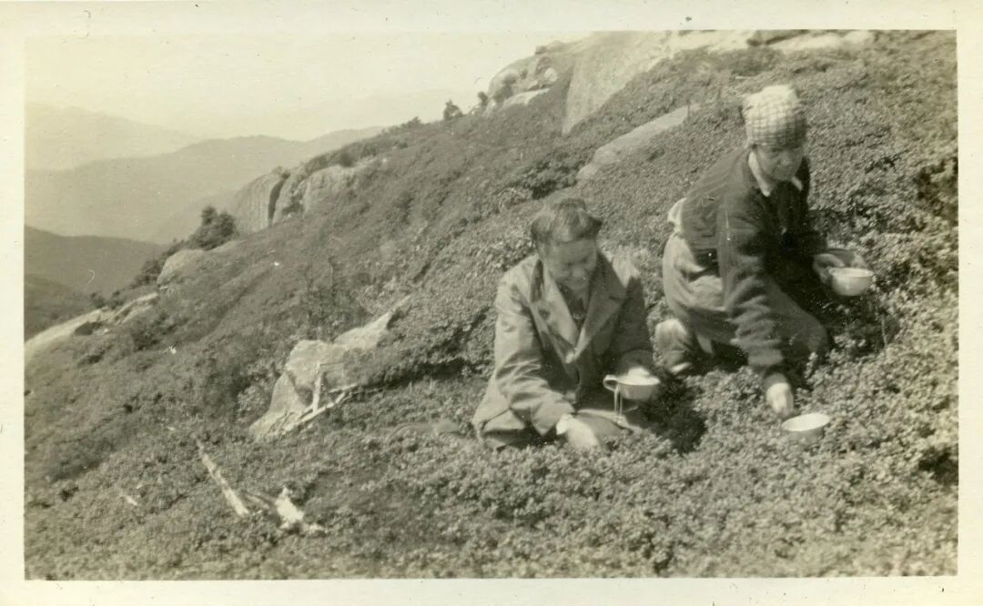 登山者在高山岩壁间行进的历史照片