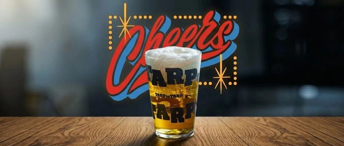 《CHEERS!》vol.2 的 TARP GLASS 专题横幅,杯中饮品置于木桌