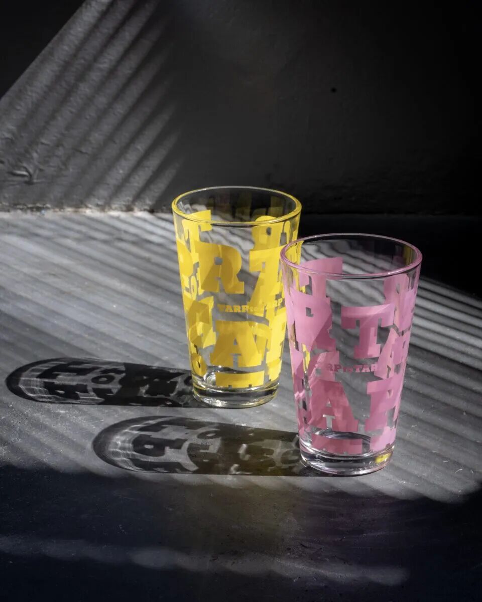 黄色与粉色图案的 TARP GLASS 并排陈列