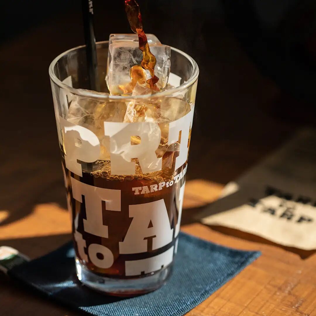 冰块和饮品映出 TARP GLASS 杯身文字