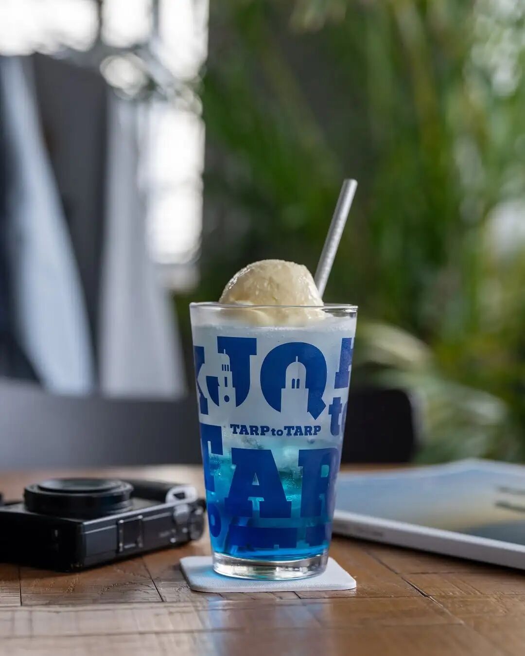 蓝色图案 TARP GLASS 放在露营桌上
