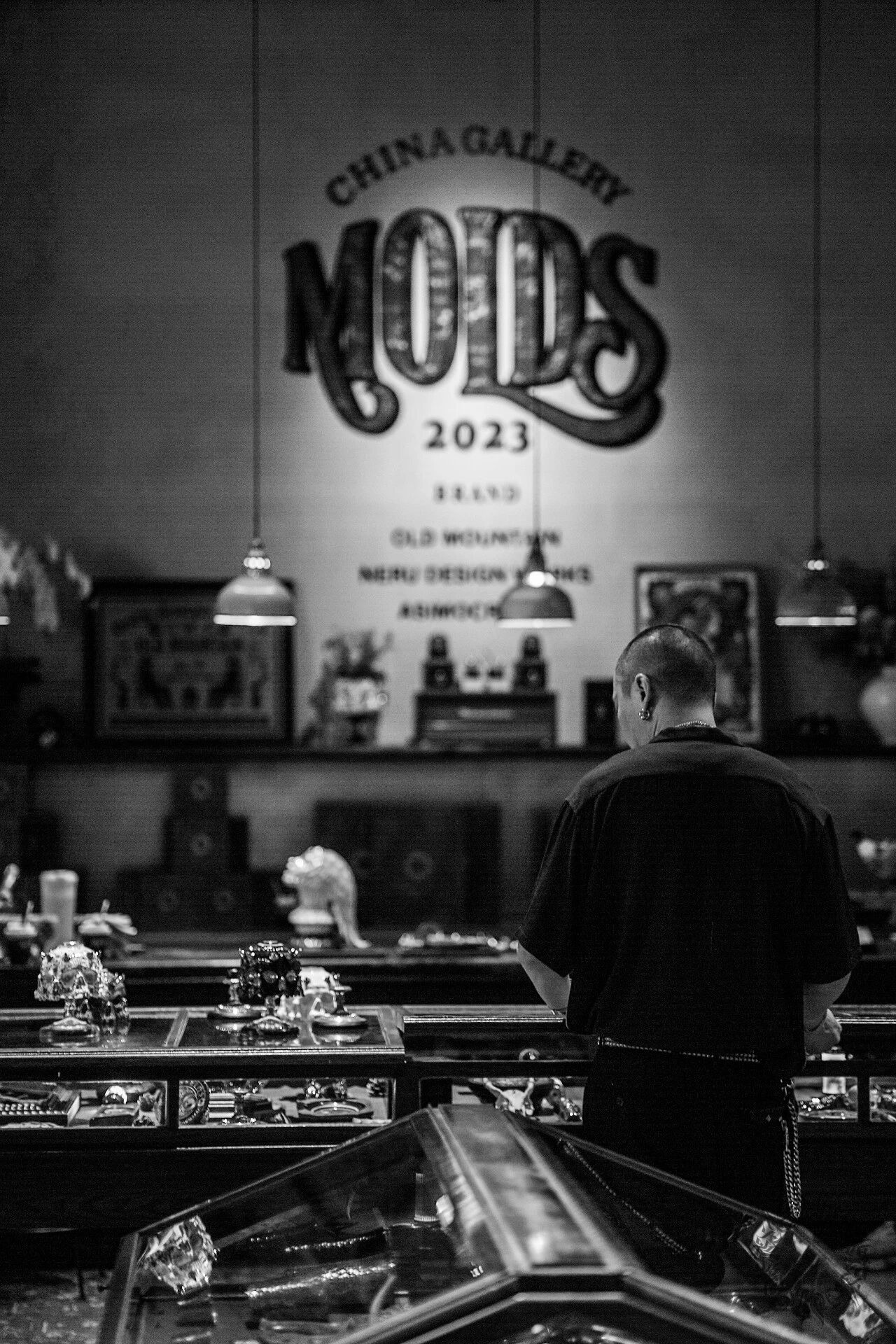Molds China Gallery 展览空间的黑白全景