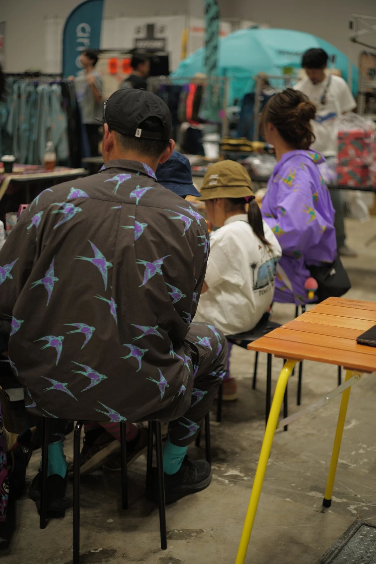 FIELDSTYLE 活动现场有人穿着 Lucky Swallow 图案外套