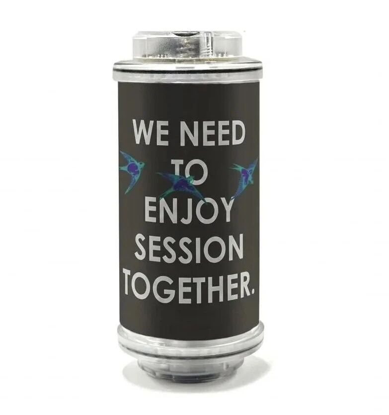 黑色联名器物上印有 WE NEED TO ENJOY SESSION TOGETHER 与燕子图案
