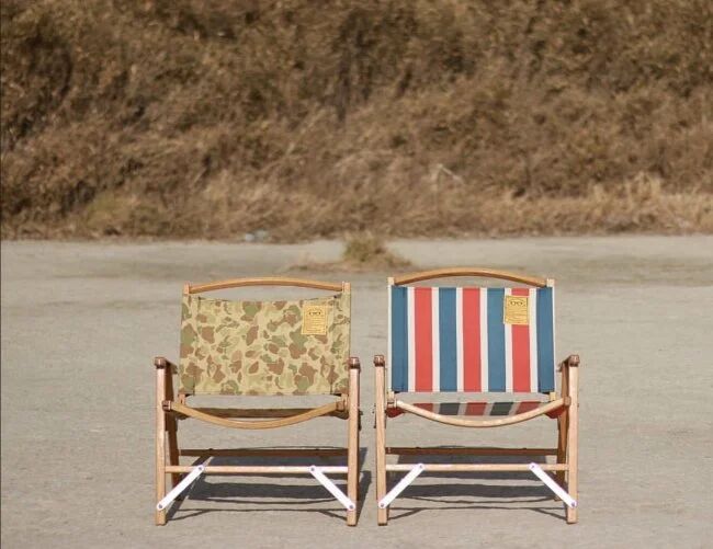 NATAL DESIGN Camo 与 Retro Stripe 两把 Kermit Chair 摆在户外