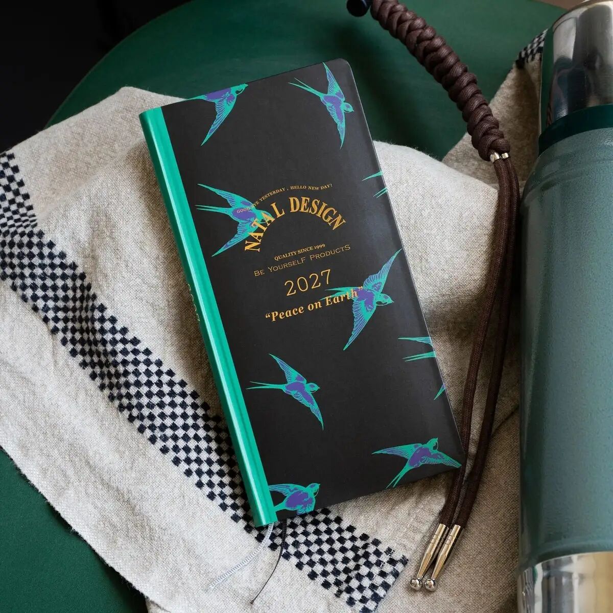 Lucky Swallow 图案的 Hobonichi Weeks 手帐与小抽屉包