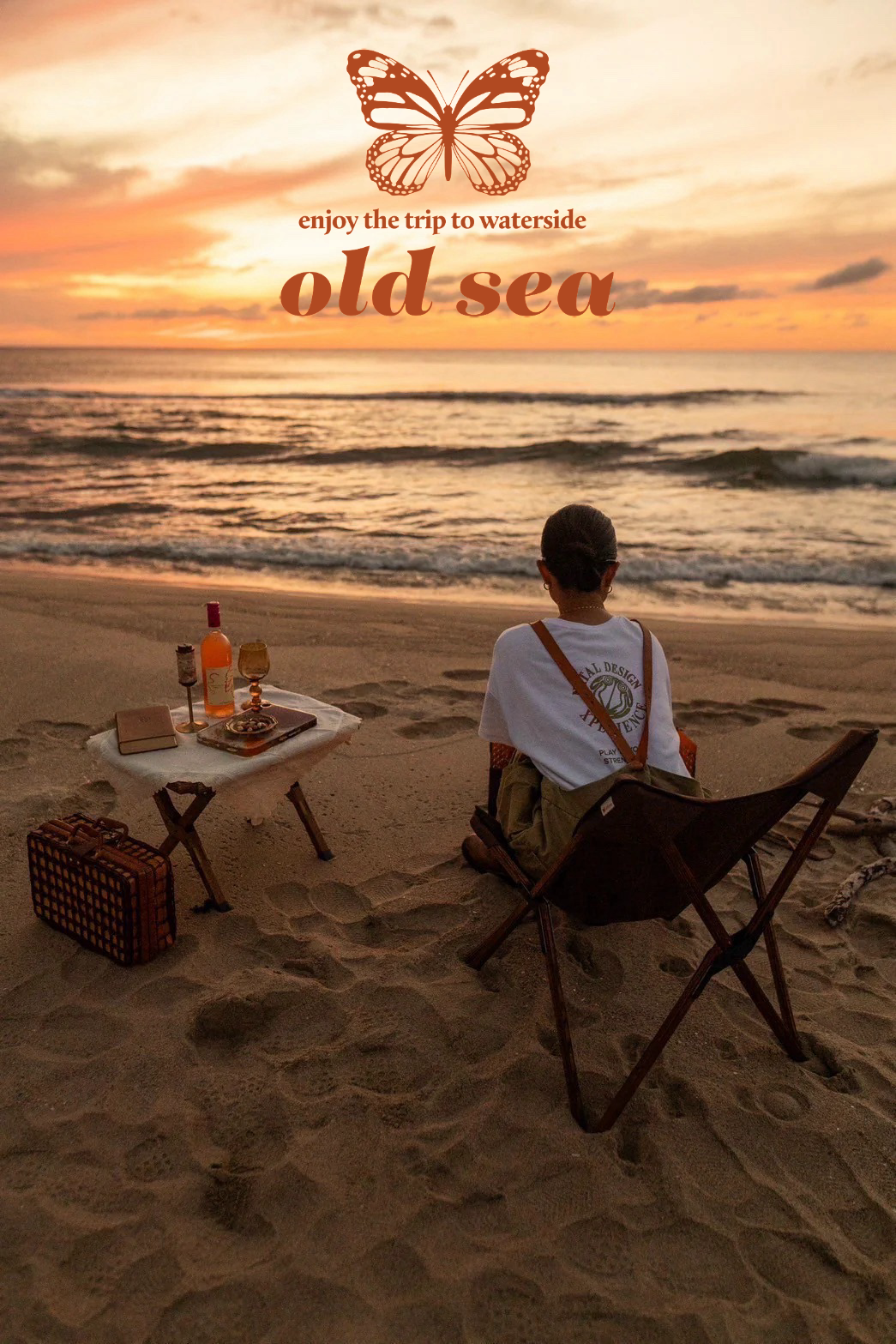 山景前坐在露营椅上的女性与 OLD SEA 标识