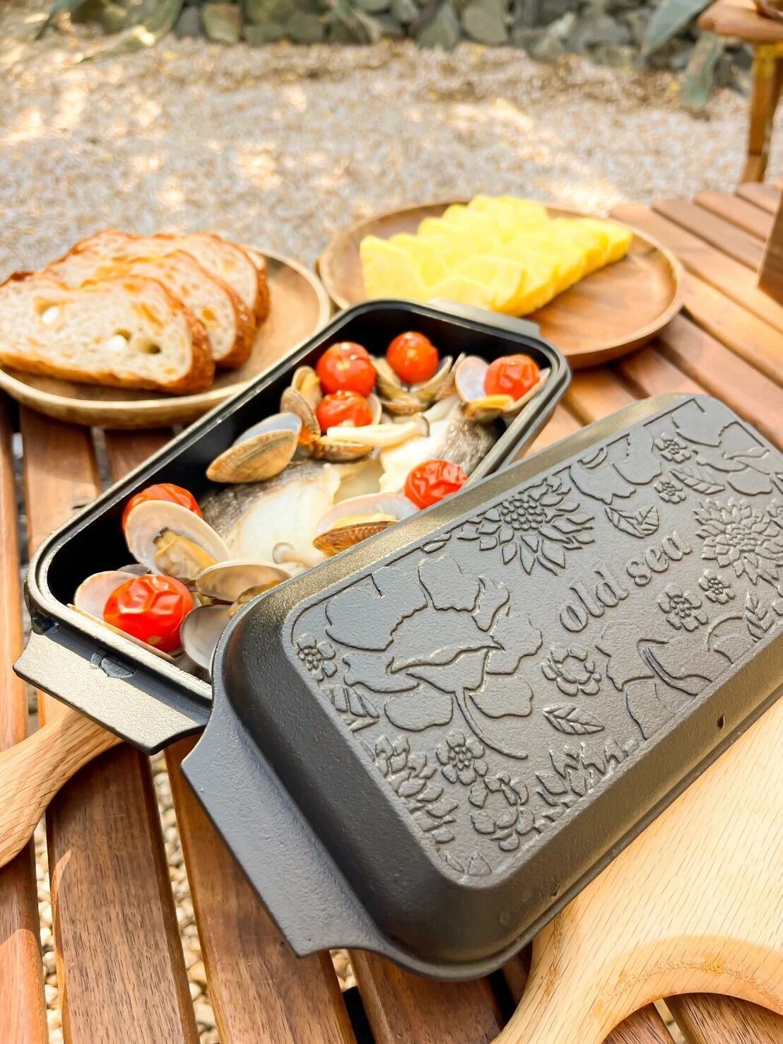 打开的图案收纳包与多件小物