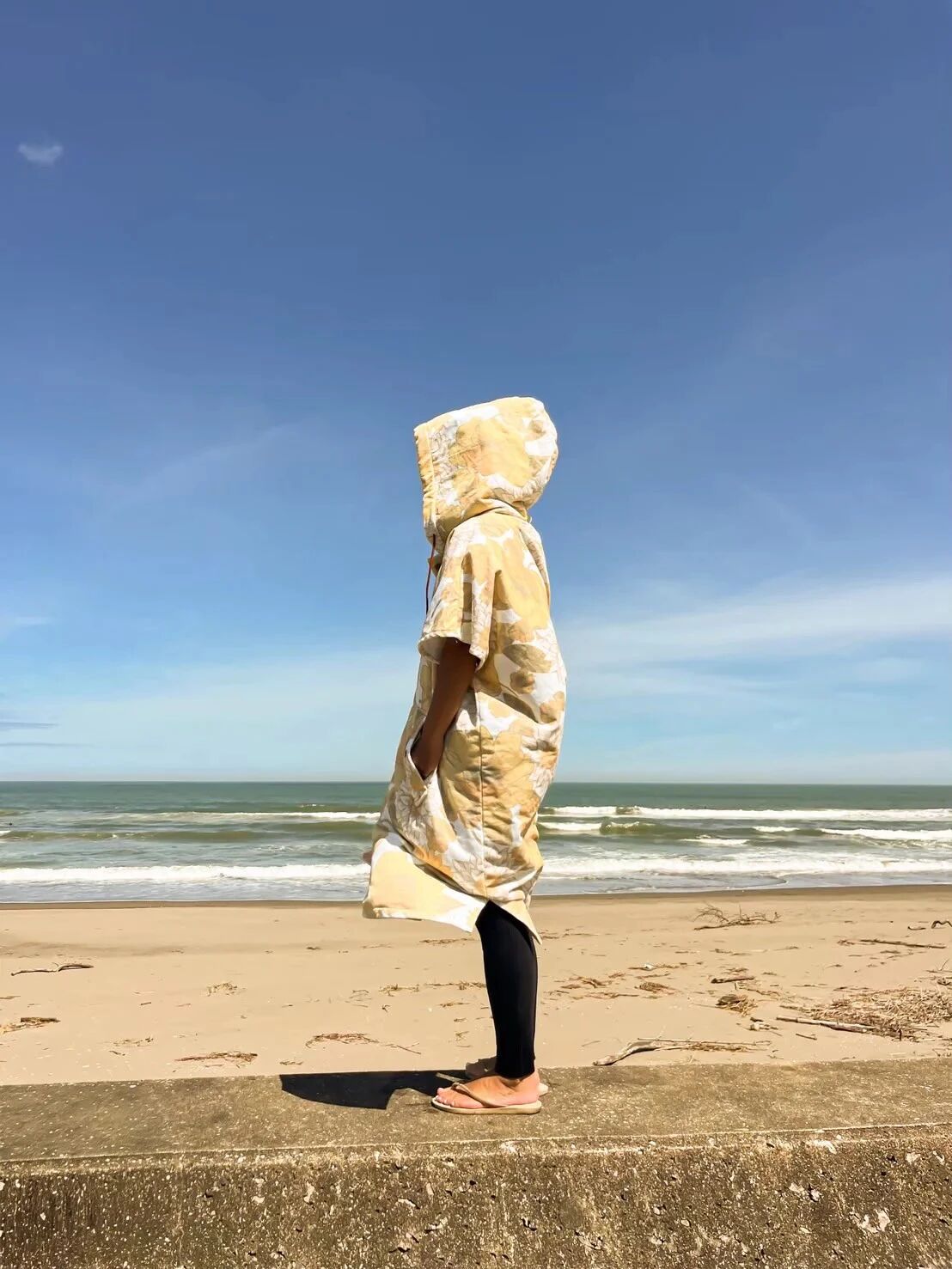 海边人物穿着浅色服装的背影