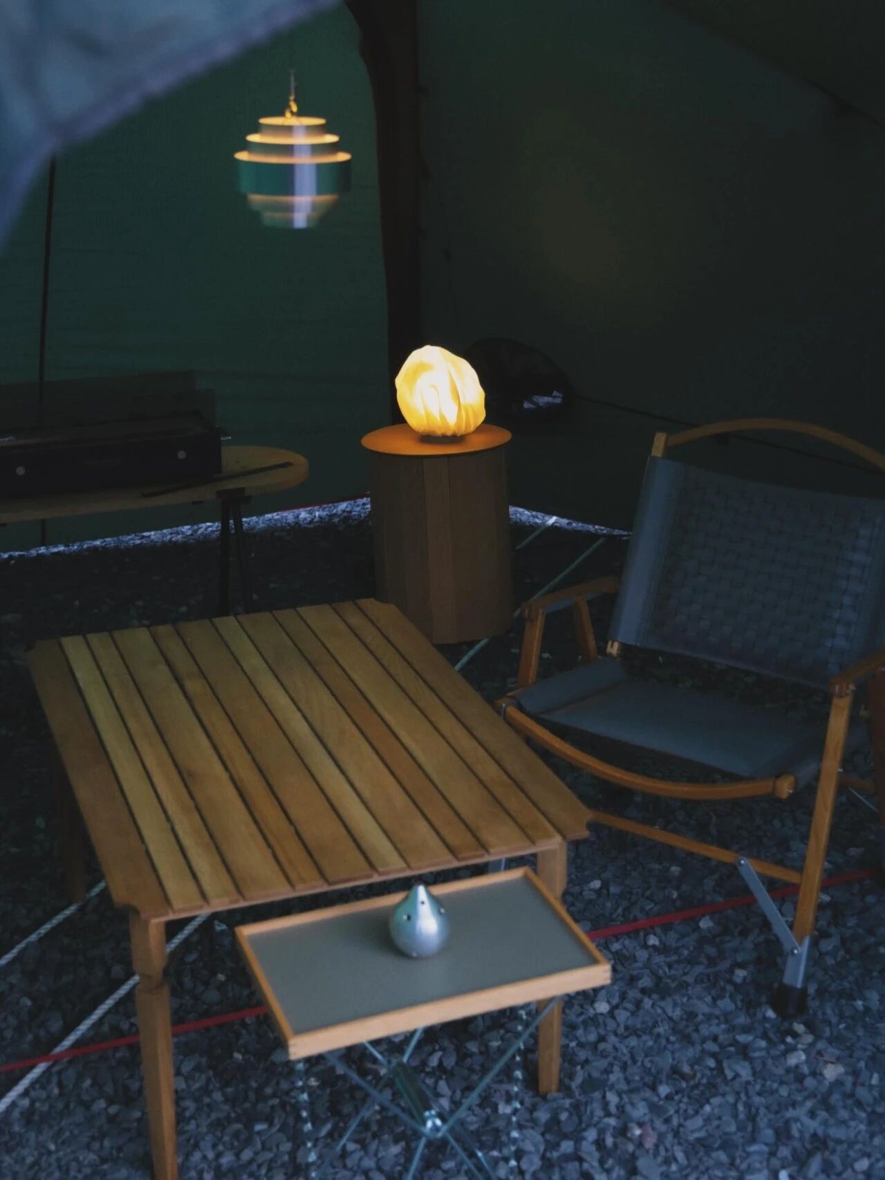 ECHO LAMP 在夜间营桌旁发出柔和光线