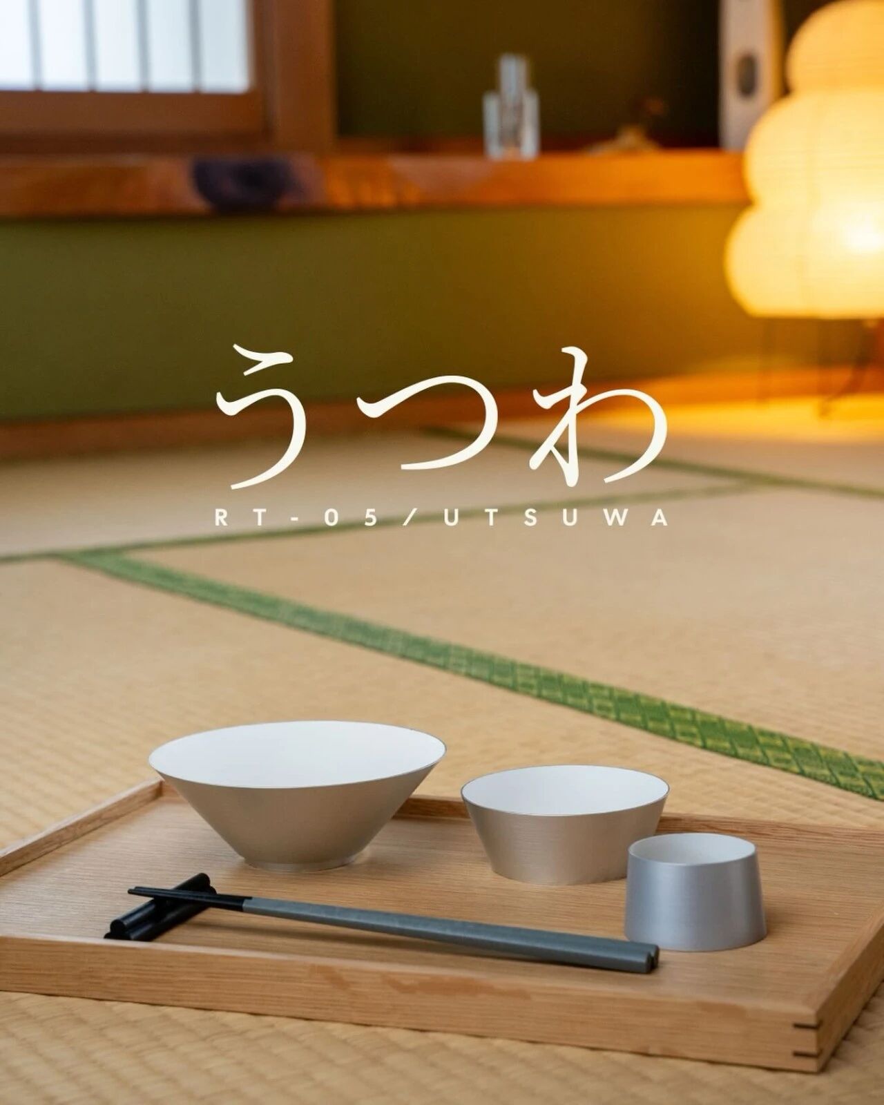 UTSUWA 部件被倒置摆成日式器皿并配有筷子